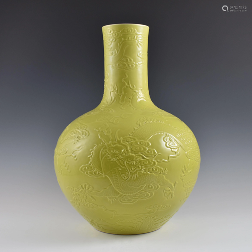 Yongzheng famille Jaune porcelain carving reward vase