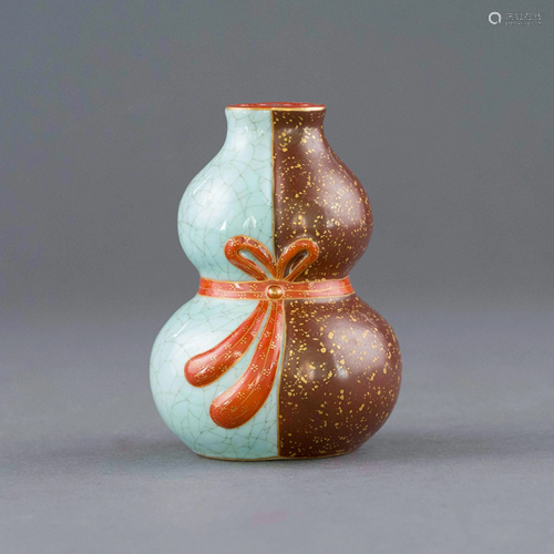 YONGZHENG THREE CONJOINED DOUBLE GOURD BOTTLE