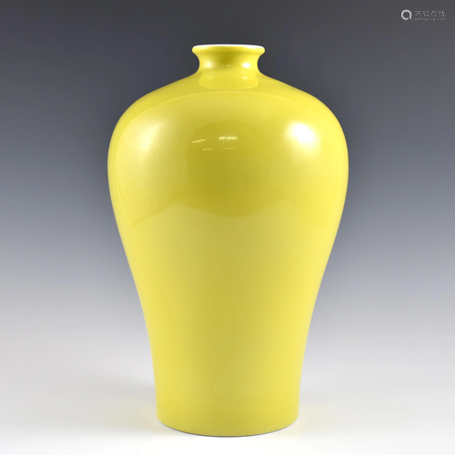 Yongzheng Famille Jaune monochrome meiping jar