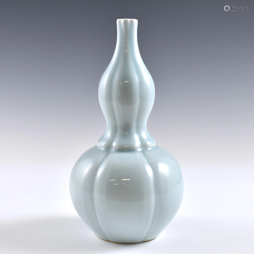 Qing Tianqing monochrome ribbed double gourd vase