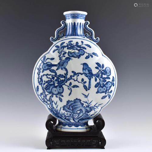 QIANLONG QUATRE-FOIL LOBED MOON VASE ON STAND