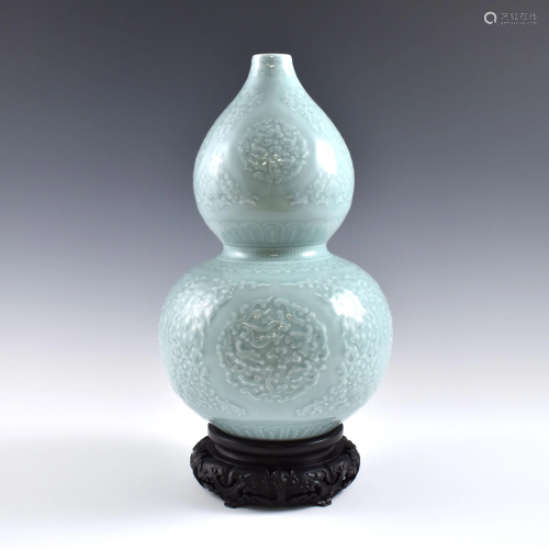 Qing Douqing glaze sgrafitto double gourd vase on stand