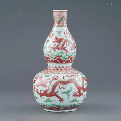 MING JIAJING GREEN & RED DRAGONS DOUBLE GOURD VASE