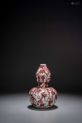 AN UNDERGLAZE COPPER RED DOUBLE GOURD VASE