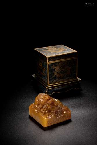 AN INSCRIBED TIANHUANG 'LION' SEAL AND CLOISONNE ENAMEL SEAL BOX