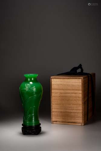 A CHINESE PEKING GREEN GLASS 'ORCHID' VASE