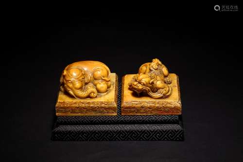 A PAIR OF CHINESE SOAPSTONE CARVED SEALS