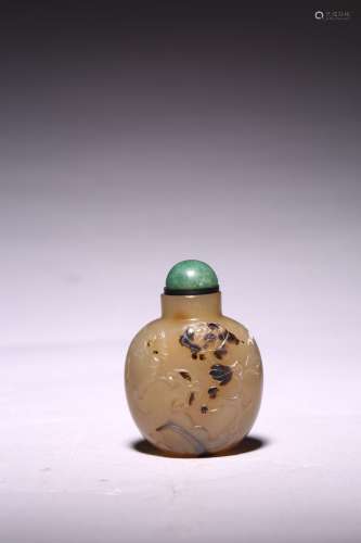 A CHINESE SILHOUETTE AGATE SNUFF BOTTLE