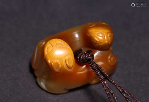 A CHINESE AGATE CARVED 'DOUBLE CAT' PENDANT