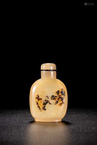 A CHINESE AGATE CARVED 'CHICKS' SNUFF BOTTLE