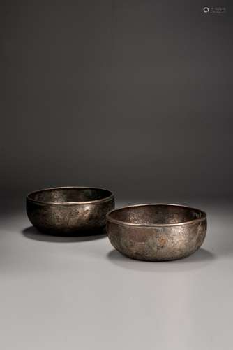 A PAIR OF CHINESE SILVER 'DRAGON & PHOENIX' ALM BOWLS