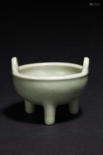 A SMALL CHINESE CELADON LONGQUAN TRIPOD CENSER