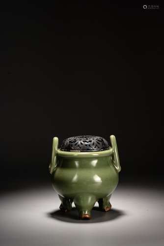 A CHINESE CELADON GLAZED TRIPOD CENSER WITH COVER