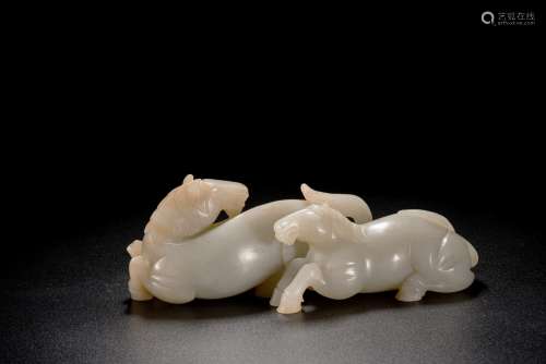 A LARGE CHINESE WHITE JADE CARVING OF HORSE GROUP