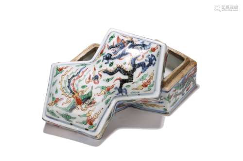 A CHINESE WUCAI 'PHOENIX & DRAGON' LOZENGE FORM BOX