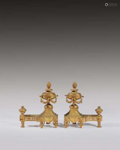 Paire de chenets en bronze doré à décor d'urnes à …