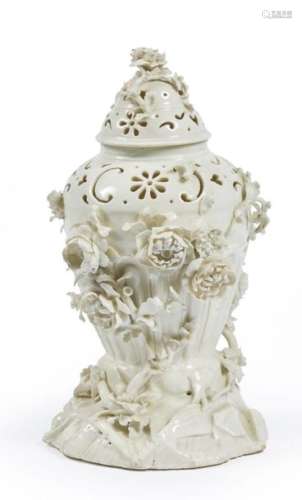 SAINT CLOUD. Grand vase couvert en porcelaine tend…