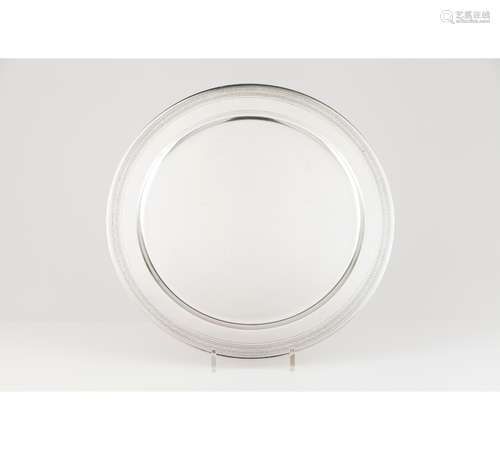 A round serving plate