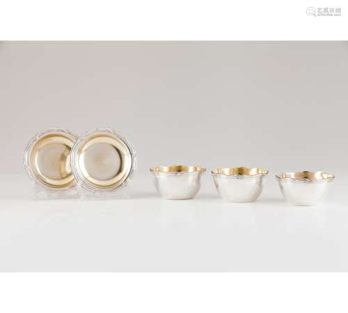 Three fingerbowls and two plates