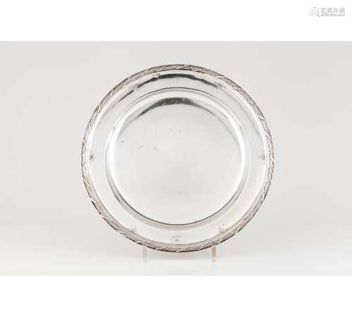 A round serving plate
