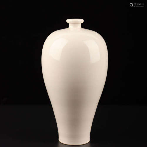 A Xing Kiln Porcelain Plum Bottle