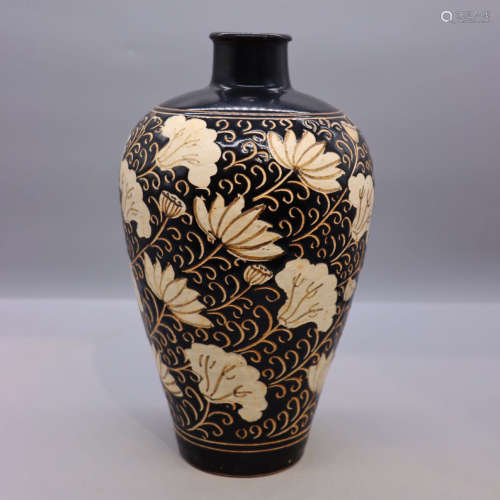 A Jizhou Kiln Flowers Painted Porcelain Plum Bottle