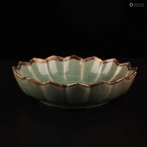 A Ru Kiln Pea Green Glaze Porcelain Lotus-shaped Washer with Silver Mouth