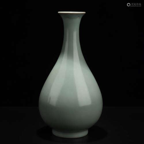 A Ru Kiln Porcelain Vase