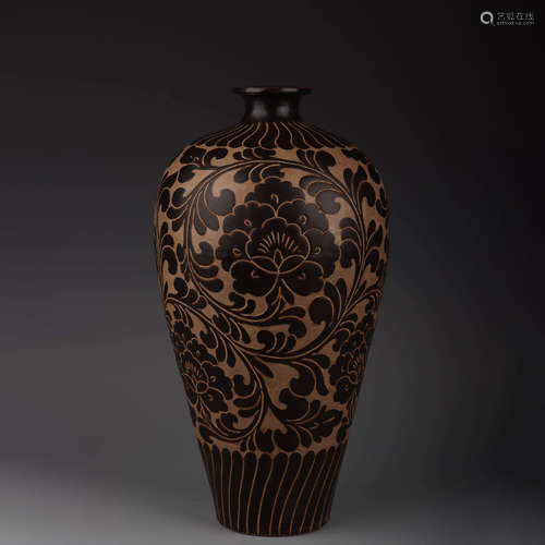 A Cizhou Kiln Black Glaze Twining Peony Pattern Porcelain Plum Bottle