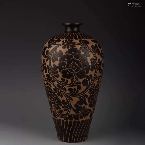 A Cizhou Kiln Black Glaze Twining Peony Pattern Porcelain Plum Bottle