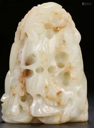 A XINJIANG HETIAN JADE FIGURE PATTERN PENDANT