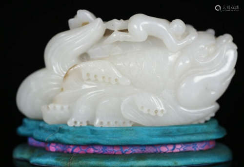 A HETIAN JADE CARVED FISH SHAPE PENDANT