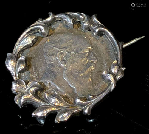 A SILVER CASTED BROOCH