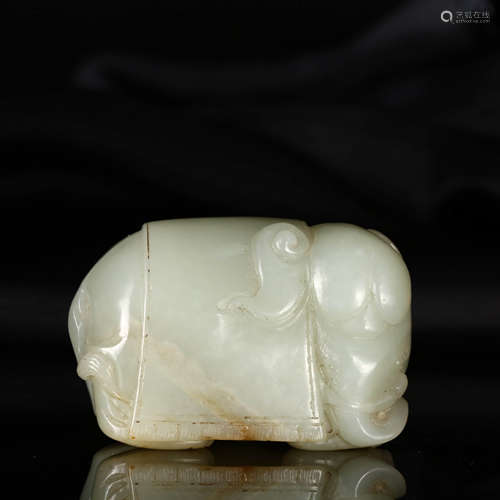 A HETIAN JADE CARVED ELEPHANT ORNAMENT