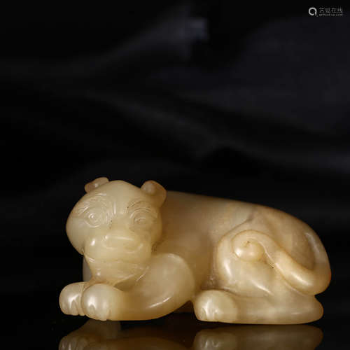 A HETIAN JADE CARVED BEAST ORNAMENT