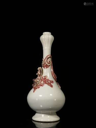 HUTIAN WARE UNDERGLAZED RED AND CARVED 'CHILONG' GARLIC HEAD VASE