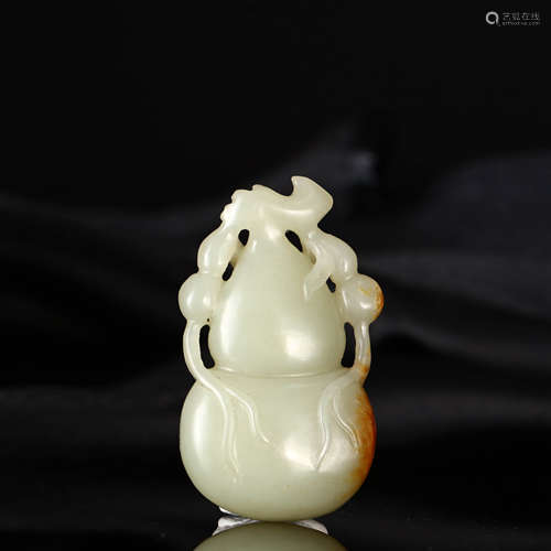 A HETIAN JADE CARVED GOURD-SHAPED ORNAMENT 