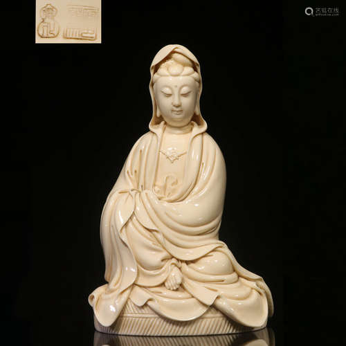 A DEHUA WHITE PORCELAIN SEATED GUANYIN STATUE