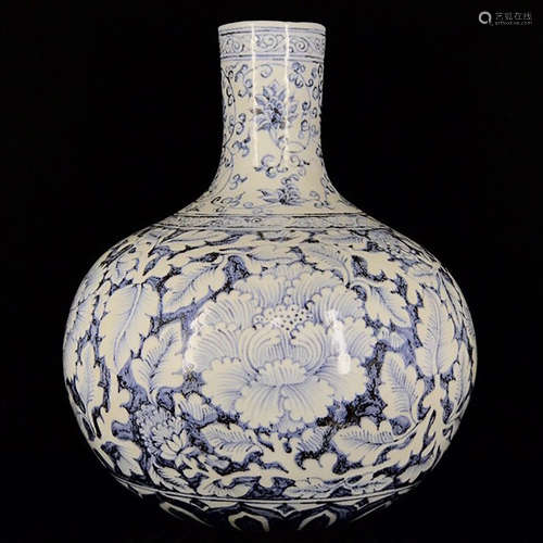 A BLUE AND WHITE INTERLOCKING PEONY PORCELAIN VASE