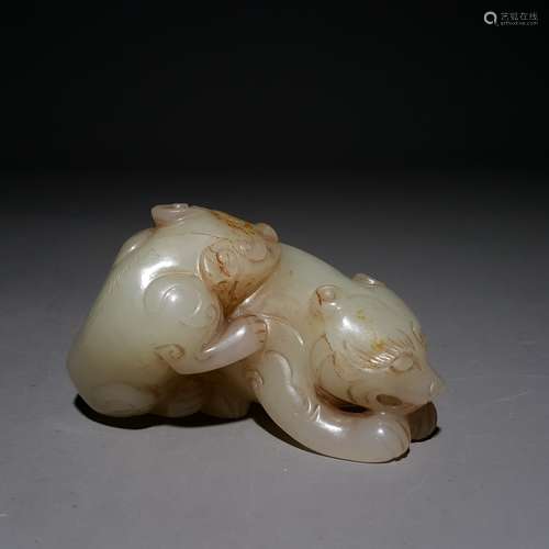 A HETIAN JADE CARVED BEAR ORNAMENT