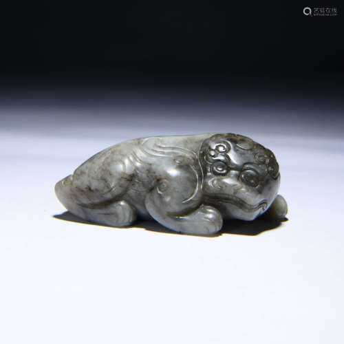 A BLUE AND WHITE JADE CARVED BEAST ORNAMENT