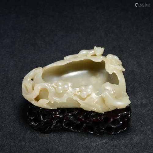 A CARVED WHITE JADE SQUIRREL AND GRAPE BRUSH WASHER