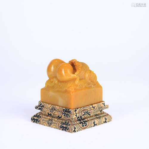 A TIANHUANG STONE CARVED GOURD-SHAPED SQUARE HANDLE SEAL