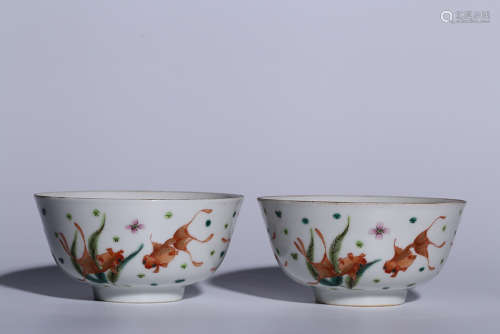 PAIR OF FAMILLE ROSE 'GOLDFISH' BOWLS