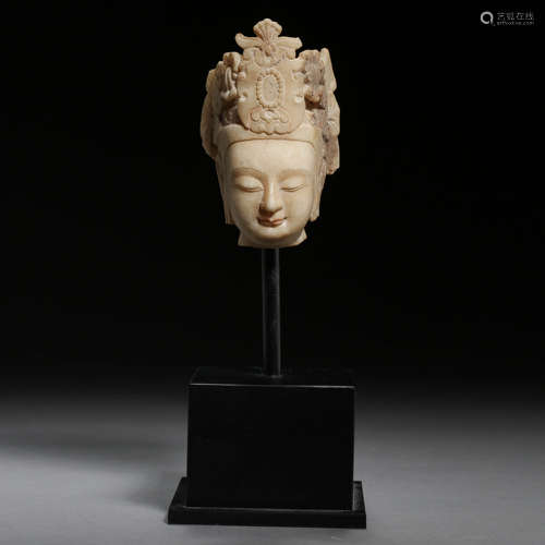 A WHITE MARBLE CARVED BODHISATTVA HEAD ORNAMENT