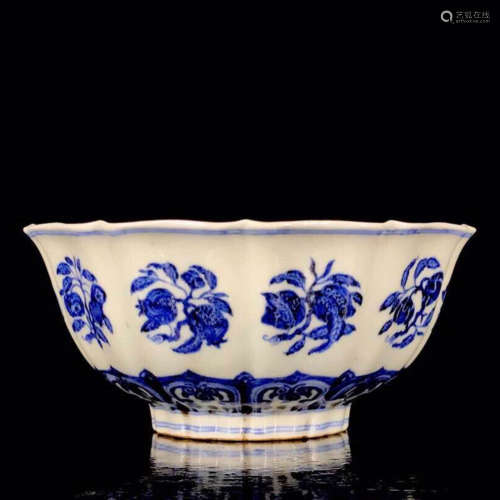 A BLUE AND WHITE FLORAL PORCELAIN MELON-SHAPED BOWL