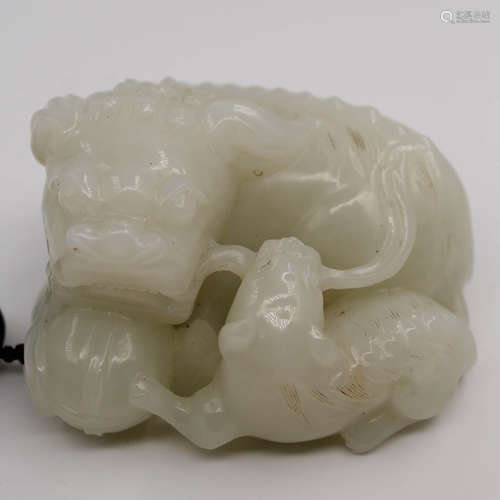 A JADE CARVED LION ORNAMENT