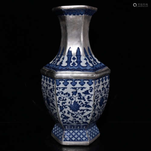 A BLUE AND WHITE GILT-SILVER INTERLOCKING LOTUS PORCELAIN HEXAGON VASE 