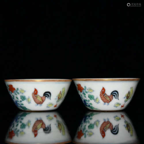 A PAIR OF DOUCAI GILT-INLAID ROOSTER PORCELAIN CUPS