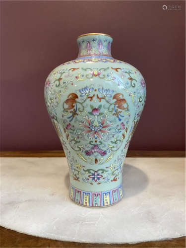 Chinese Qing Qianlong golden mark porcelain vase